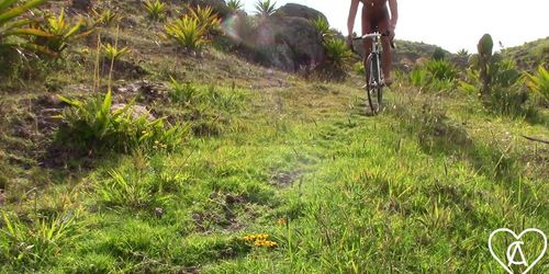 Chico Montando Bicicleta Desnudo, Orina ERECTO + Pajazo Antes de Continuar