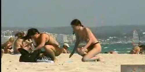 ondeugende meisjes op het strand