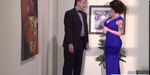 Horny MILF gets nailed hard in threesome (Joslyn James)