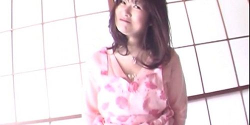 Sexhungriger japanischer Tramp, der ihre riesigen Titten und Brustwarzen zur Schau stellt