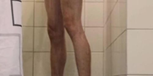 Jerking off in the gym shower (amateur )