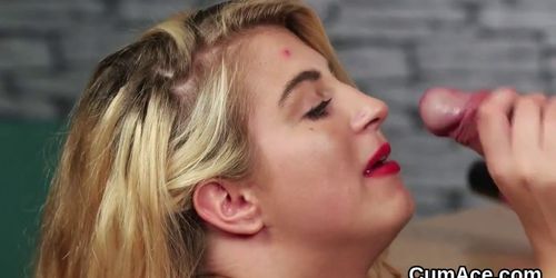 Hot Bombshell Gets Sperm Shot on Her Face Eating All the Charge