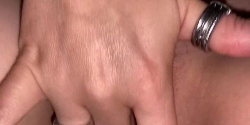 Masturbation chatte poilue en regardant vidéo de cul