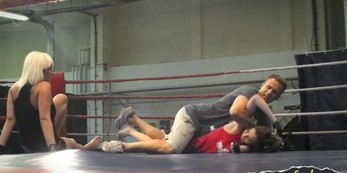 Wrestling les duo pussylicking in boxing ring