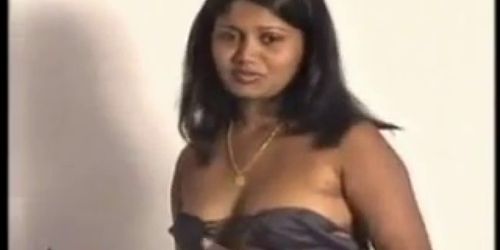 Bagalexxxvideo - Indian Aunty Showing Off Her Tits - video 4 - Tnaflix.com