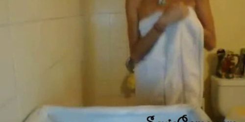 Hot Chick Masturbating in a bathtub