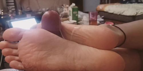 My gf give me footjob cum