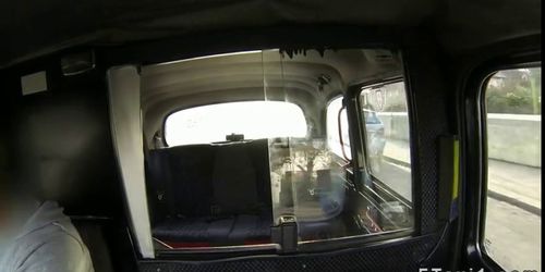 Riesentitten sexy Brünette in gefälschten Taxi in jeder möglichen Position gefickt