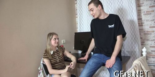 Ein sehr hübscher Fremder mit Riesenhahn kaufte dieses süße Teenie-Mädchen - Video 12