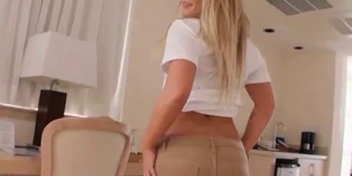 Rubia cachonda chupa una polla gorda después del trabajo