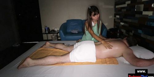 Thai amateur massage girl with a juicy ass works her client