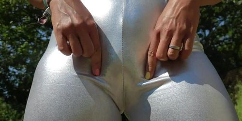 Devine Ma Chatte Dans Mon Leggings Brillant - Sexy Camel Toe - TRAILER (Solveig )