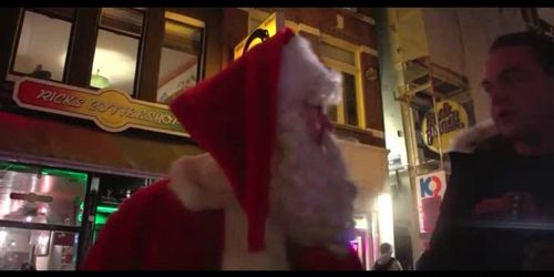 Erotische blonde Schlampe isst Santas geilen Schwanz in Amsterdam