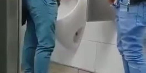 Mamada en el baño de h