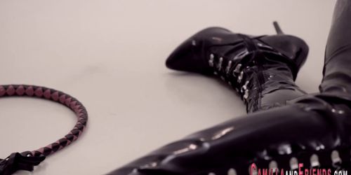 Latex tranny fucks slave