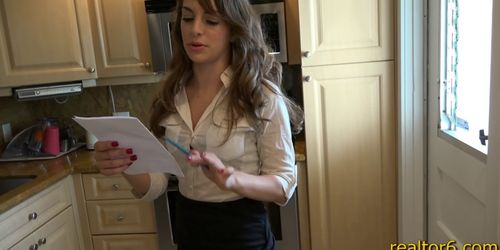 Teen real estate agent makes extra cash with her client (Kimmy Granger)