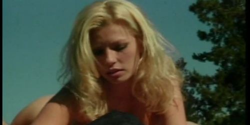 Die sexy Blondine leckt eine riesige Stange im Freien, bevor sie hart gefickt wird