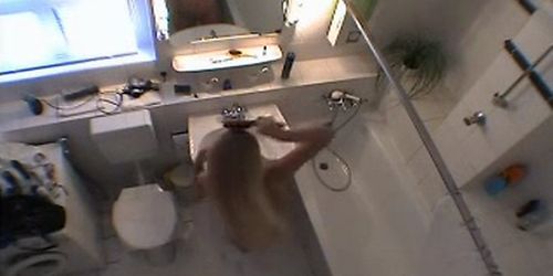 Девушка в ванной перед скрытой камерой от snahbrandy