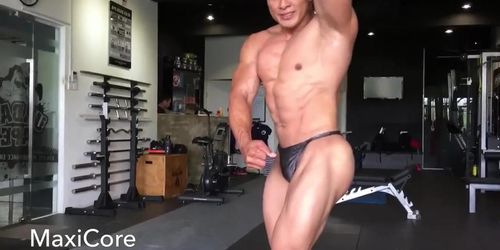 Bodybuilder with Tiny Posers do Posing and Workout in Public Gym