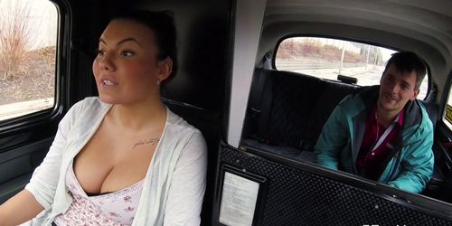 Amateur babe bangs female cab driver