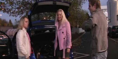 2 Blondinen Spielzeug R Us Parkplatz Slot Fuck