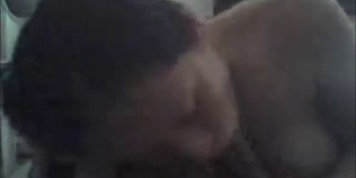 Femme asiatique en chaleur mange la grosse bite
