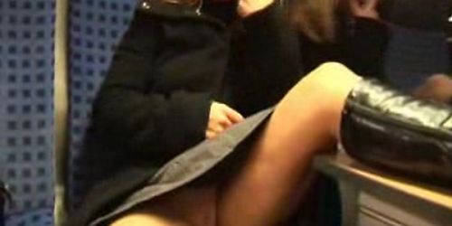 Jolie blonde jouant dans le train