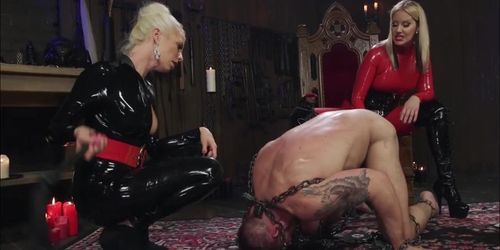 Latex femdoms whipping tattooed slave (Lorelei Lee, Maitresse Madeline)