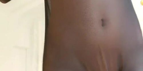 Une Chinoise se masturbe chez elle et en met partout