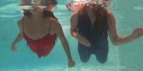 2 girls wetlook in pool