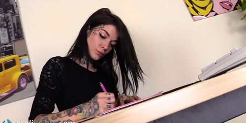 Tattoed secretary in pantyhose let's you look under the table