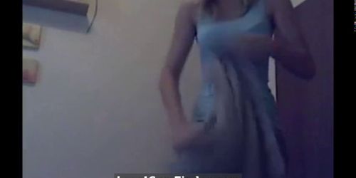Novinha de 19 anos tirando a roupa - video 1