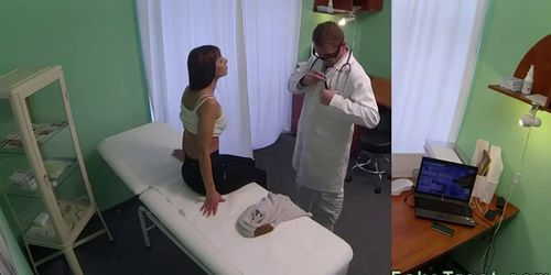 Morena follada por doctor en cámara espía en su oficina