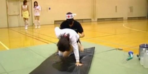 Japonesa adolescente caliente follada al estilo perrito en el gimnasio