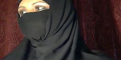 Mujer musulmana intermitente en cam