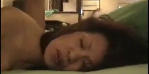 Сексуальная азиатская малышка сосет волосатый член и получает свою тугую киску глубоко вытраханной
