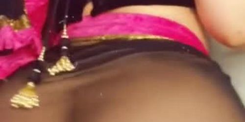 Desi Bhabhi in sari showing gaand