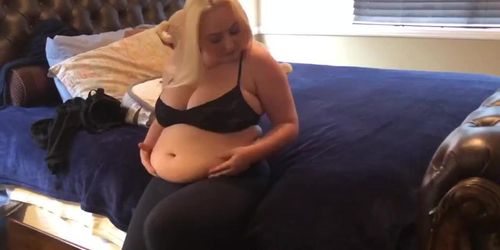 bbw plays with her belly on bed