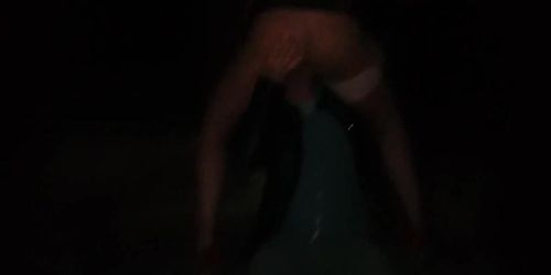 Dogging - Giovane moglie passeggia con amico del marito cuckold e si fa sborrare sulle grandi tette