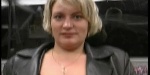Возбужденная блондинка мастурбирует и сосет член в поезде