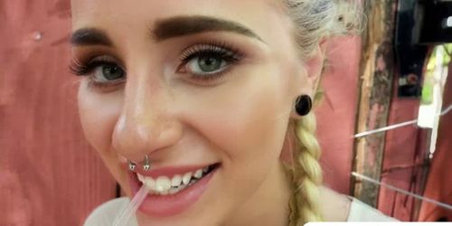 Sweetheart babe Naomi Woods trades blowjob for money