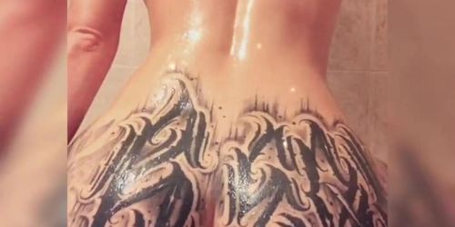 Inked girl bathtub oil play with dildo 