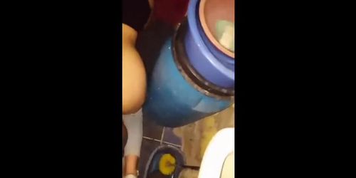 Follando en el baño de la fiesta