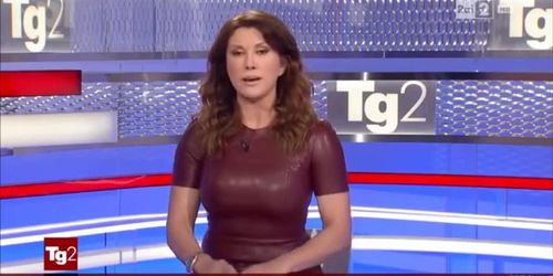 Giornalista con tette grosse presenta il TG nazionale con un vestito in latex rubber