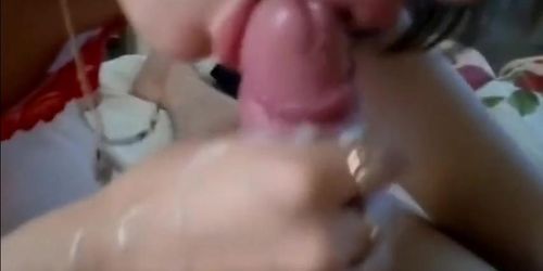 Sucks dick to his friend while parents at work