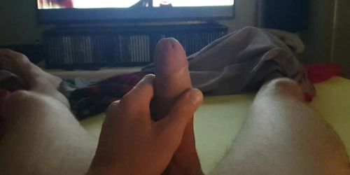 35 jarige man lekker met zen mooie pik aan et spelen voor de tv