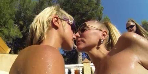 Blonde amateur skanks kissing in pool