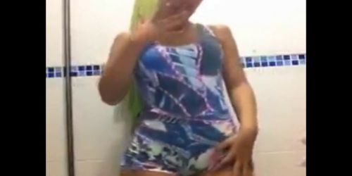 Gostosa Caiu No Whatsapp Tirando a Roupa No Banheiro - video 1