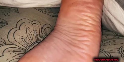 CANDID DRUNK MILF FEET ! PASSED OUD SLEEPING WIFE WRINKLED SOLES SPY CAM