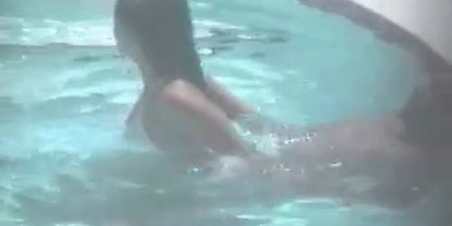 Pareja amateur en la piscina